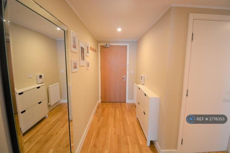 2 bedroom flat in Datchet House, Hounslow, TW4 (2 bed) (#2778353)