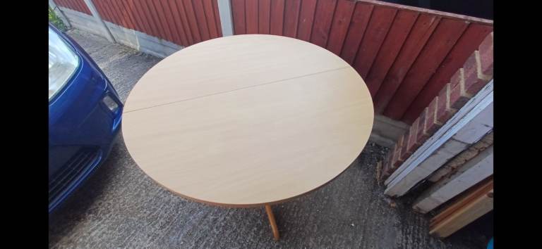 Round Wooden extendable Dining Table – Good Condition