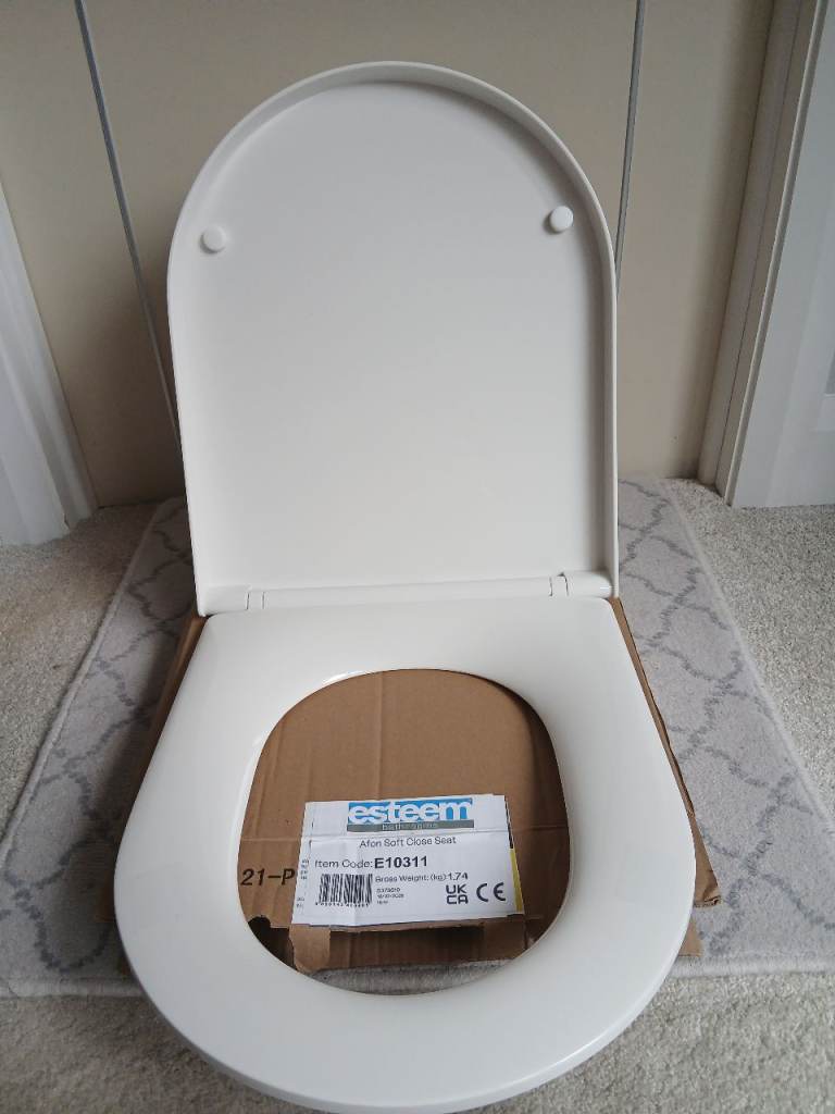 New Esteem E10311 White Toilet Seat with Fittings