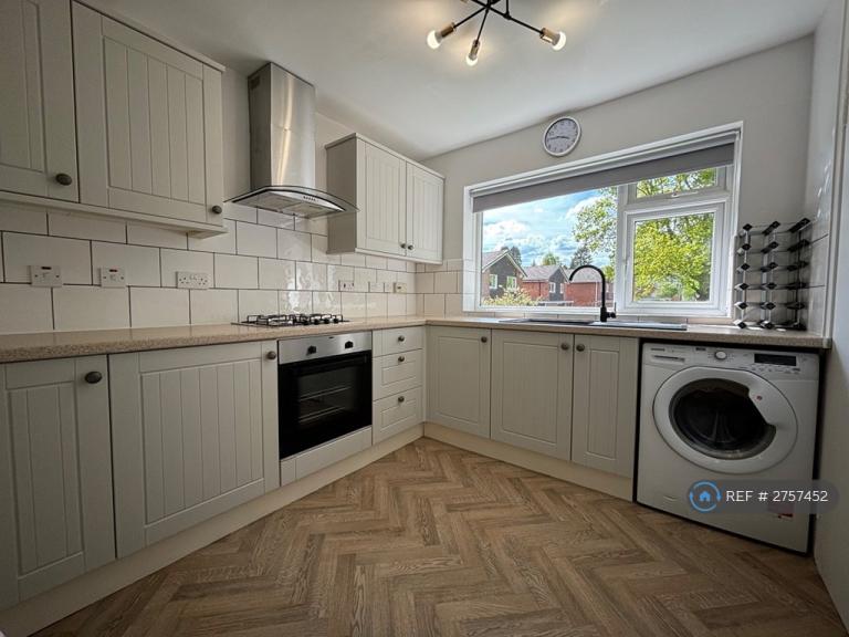 2 bedroom flat in Grangewood Court, Solihull, B92 (2 bed) (#2757452)