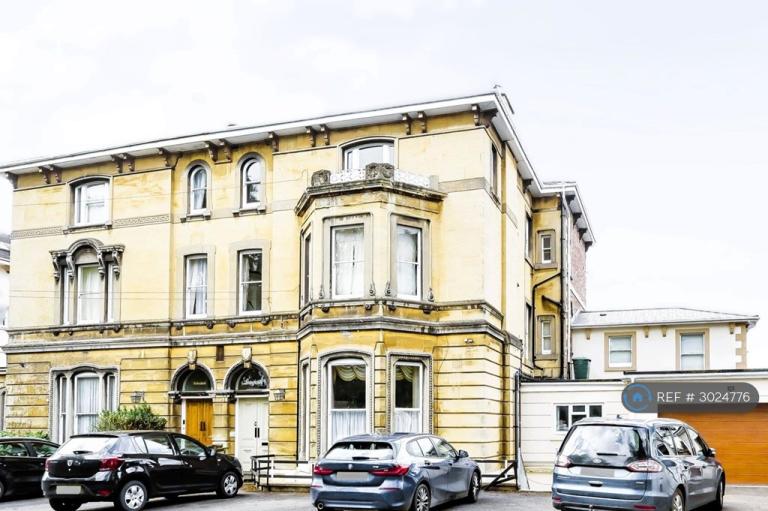 3 bedroom flat in Pittville Circus Road, Cheltenham, GL52 (3 bed) (#3024776)