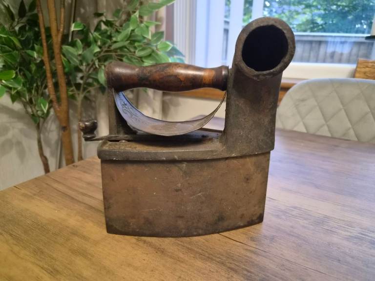 Antique Edna heavy metal iron circa 1892