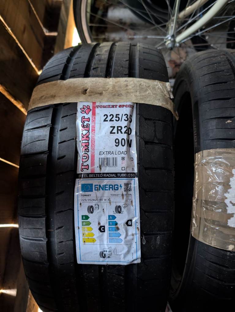 2 x Tomket 225 x 35 ZR20 90V Tyres