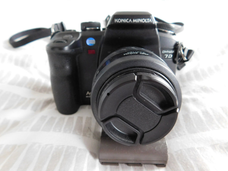 KONICA MINOLTA DG-7D DYNAX 7D DIGITAL CAMERA -2-  MALAYSIA - WITH BATTERY GRIP