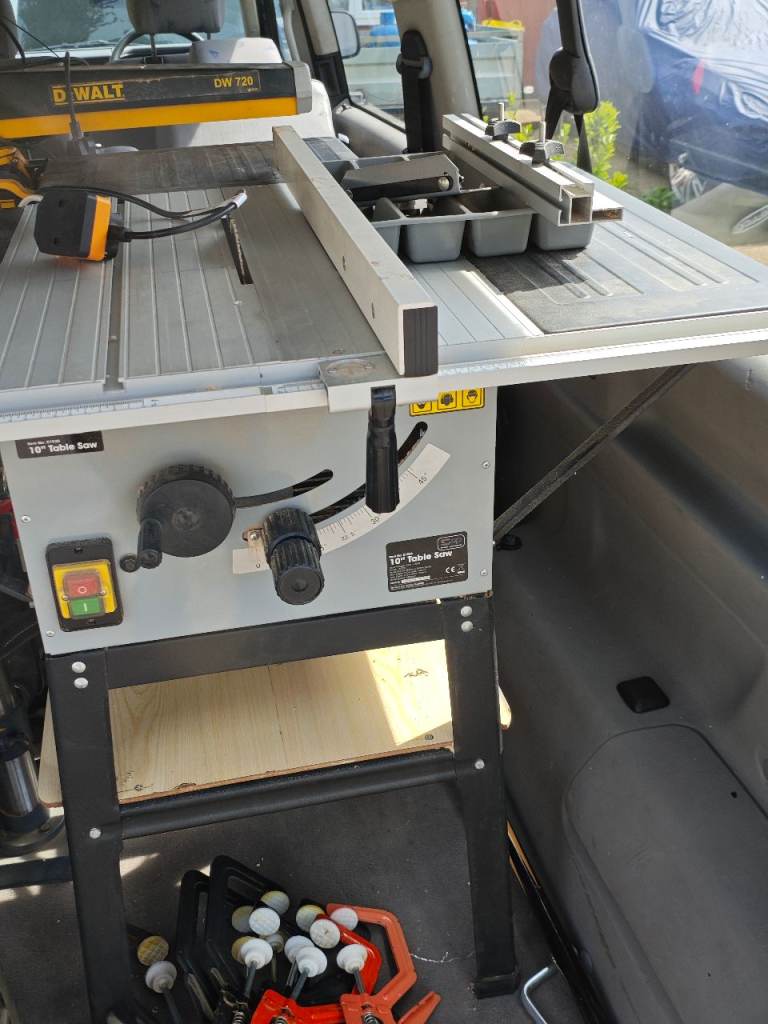 Saw table