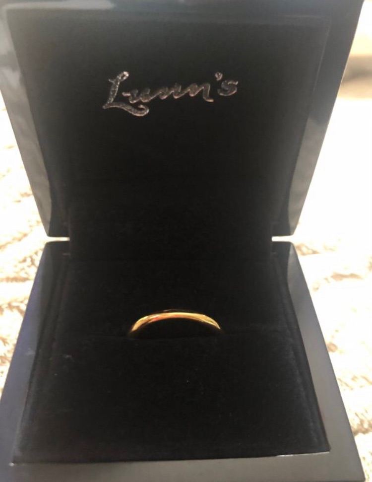 Lunn,s 18ct yellow gold wedding band. 