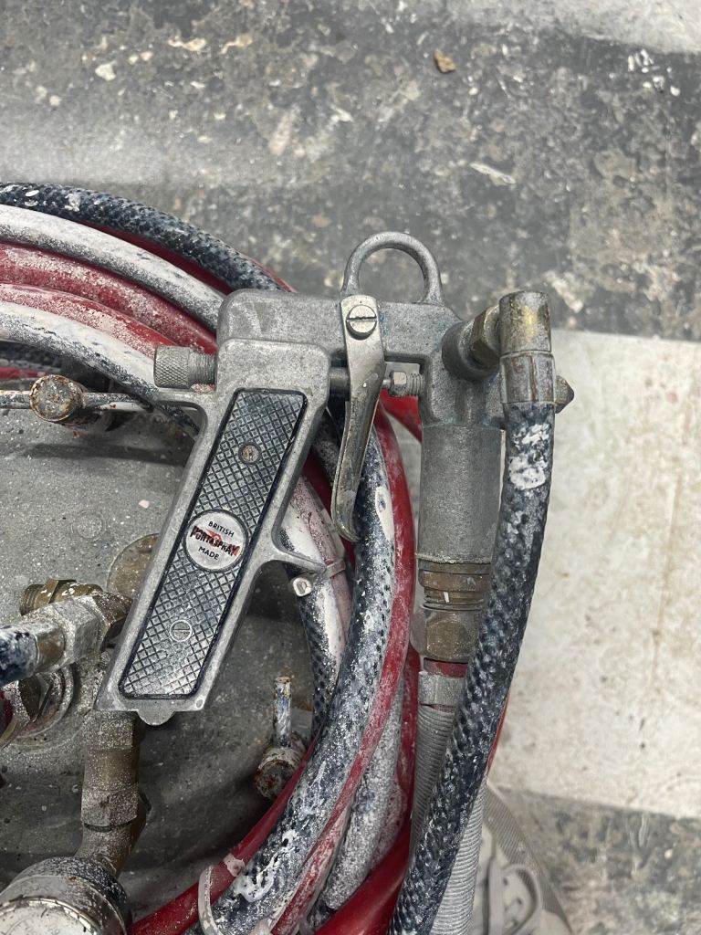 Spray gun / pressure pot  compressor