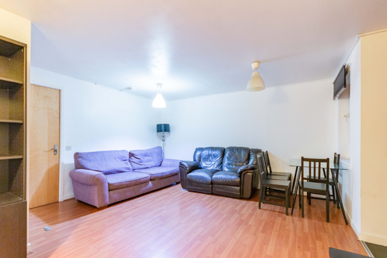 Stylish, 3 bedroom, HMO flat near Easter Road, with private parking and en suite – available June