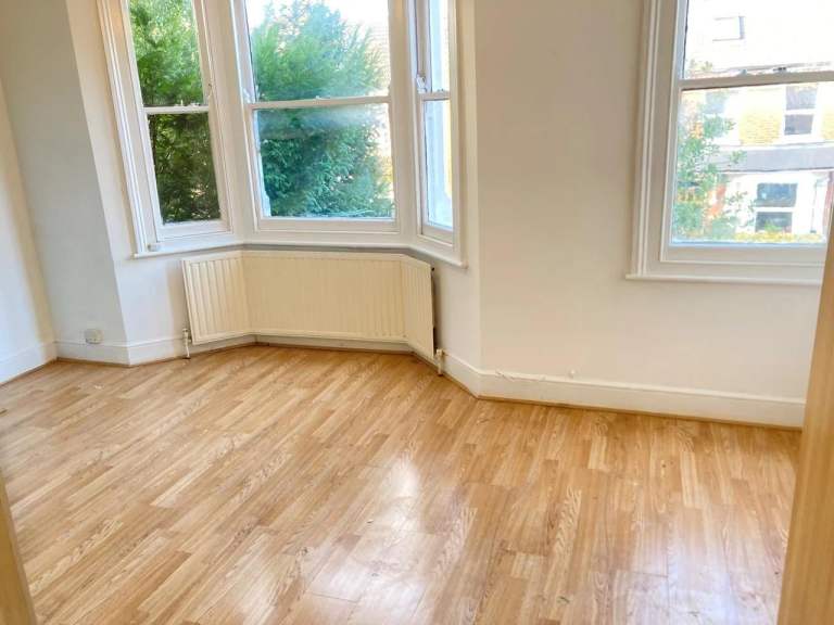 HMO House 4 Bed 1 Bath Shower Store Open Plan French Doors To Garden Shed VeryNearRailBusShopsPark