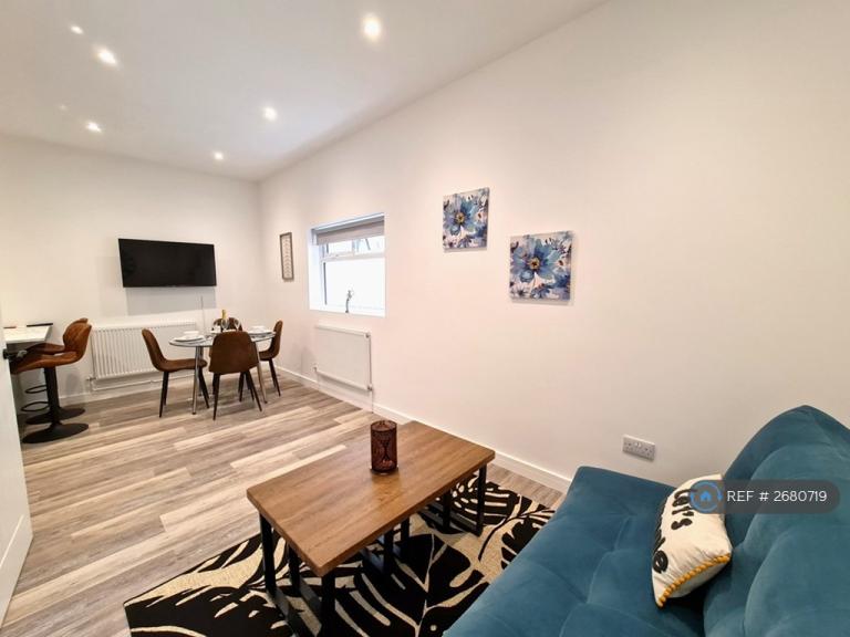 2 bedroom flat in High Street, Cheltenham, GL50 (2 bed) (#2680719)