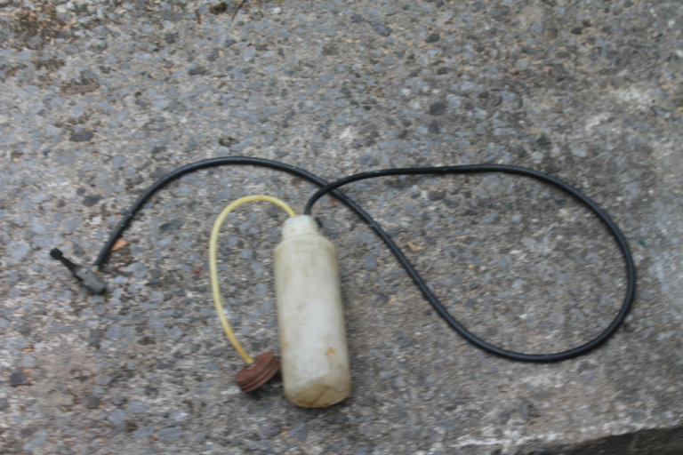 Single handed brake bleed gadget