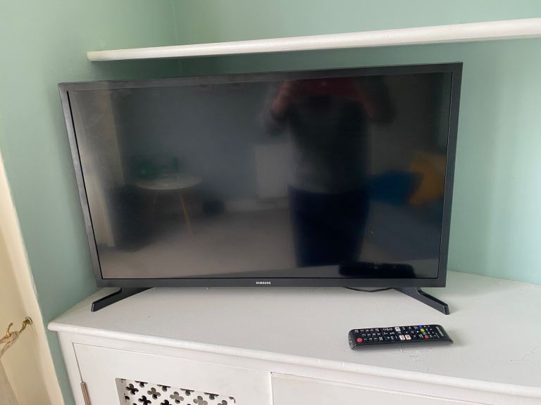 Samsung 28inch flat-screen smart TV with remote