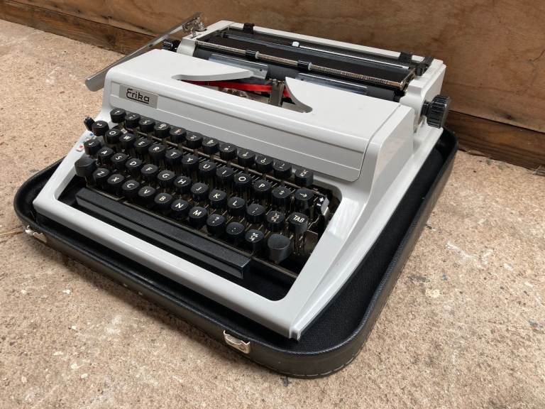 ERIKA ROBOTRON MODEL 105 VINTAGE PORTABLE ELECTRIC MANUAL TYPEWRITER with case