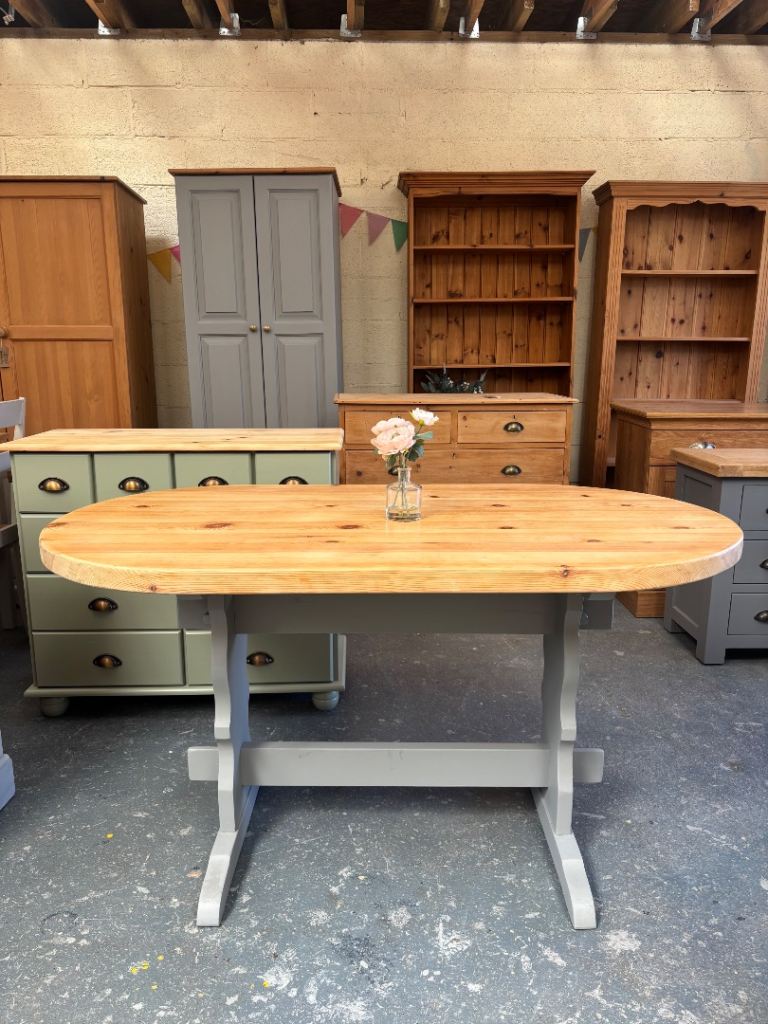 Lovely 4 seater dining table 