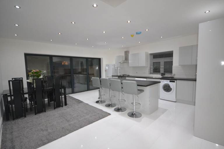 MODERN DOUBLE ROOM TO RENT - ALL BILLS INCLUDED 