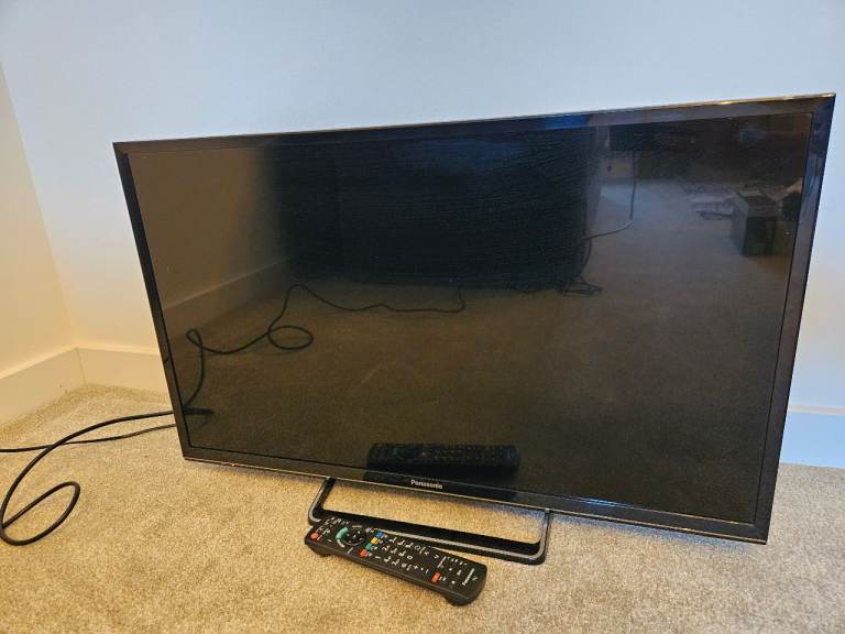 Panasonic TX-32FS503B 32" Smart LED TV with original remote