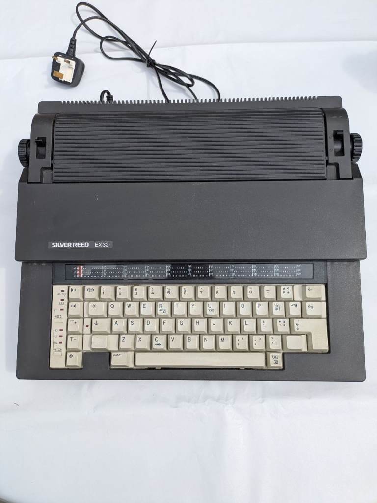 Silver Reed EX32 electronic typewriter 
