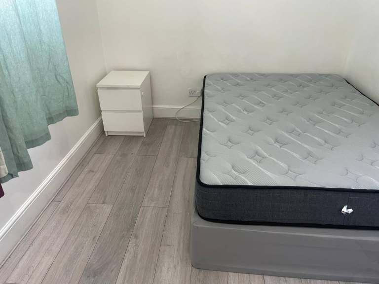 Spacious and Cosy 1 Bed Flat available for Rent in - SE8 4AF
