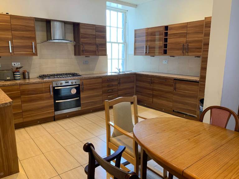 6 BEDROOM AMAZING STUDENT FLAT 