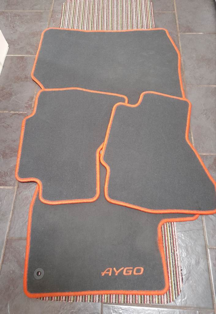 AYGO 4 PIECE  CAR MATS  Good condition 
