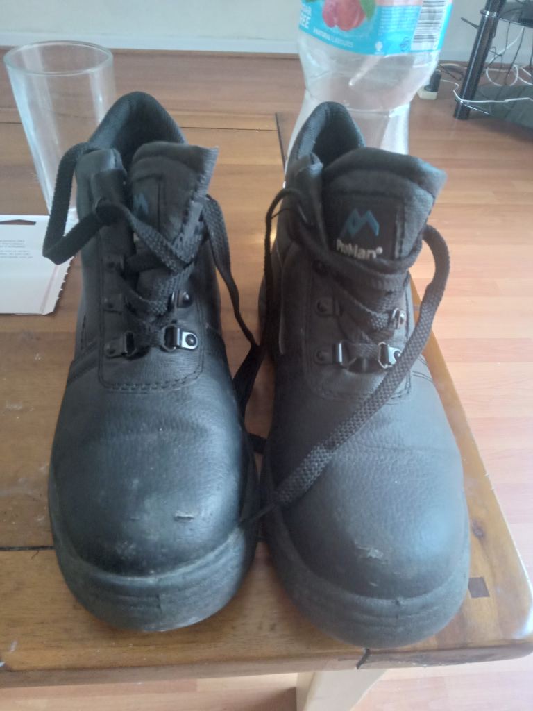 Safety boots size 5