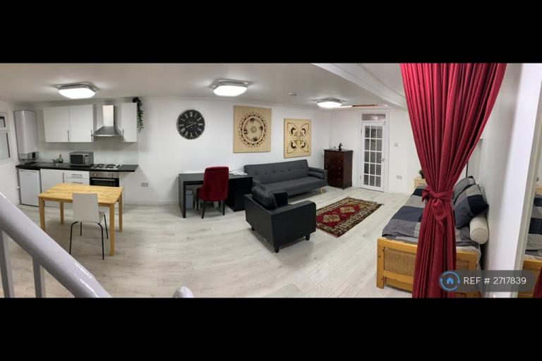 1 bedroom flat in Green Lanes, London, N16 (1 bed) (#2717839)