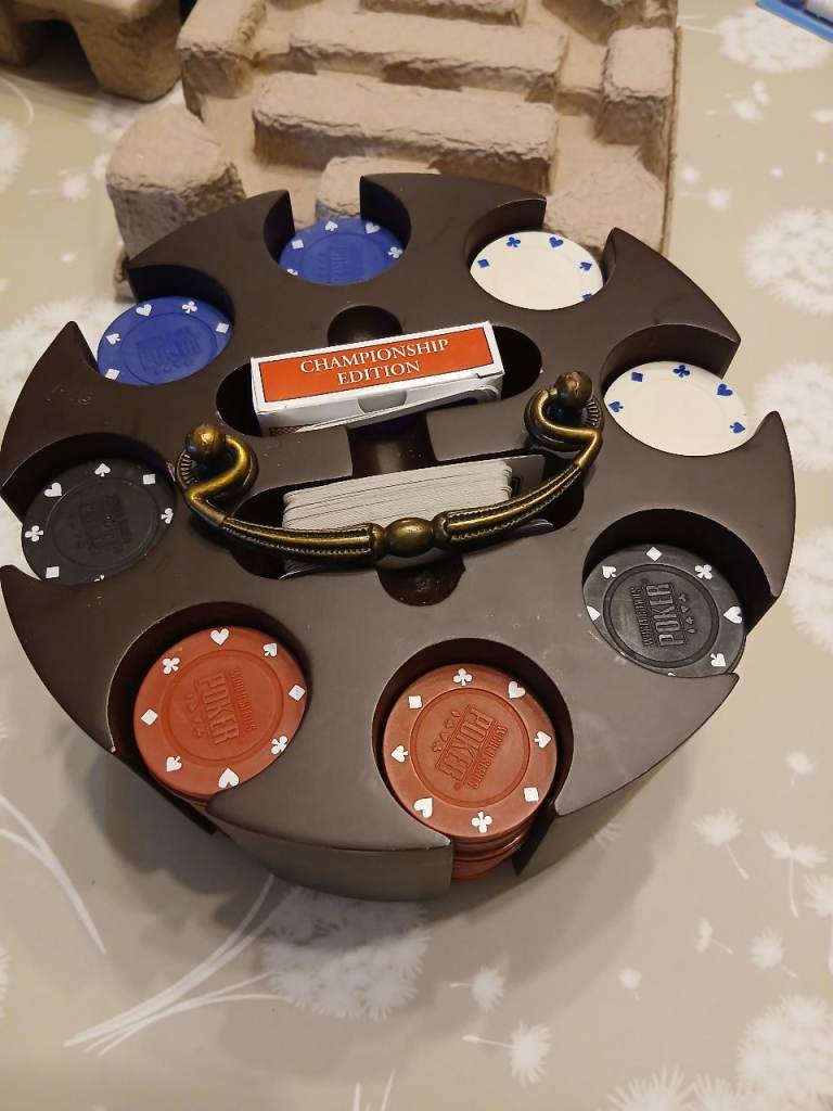 Poker chip carousel, 8 stacks of chips, 2 sets cards