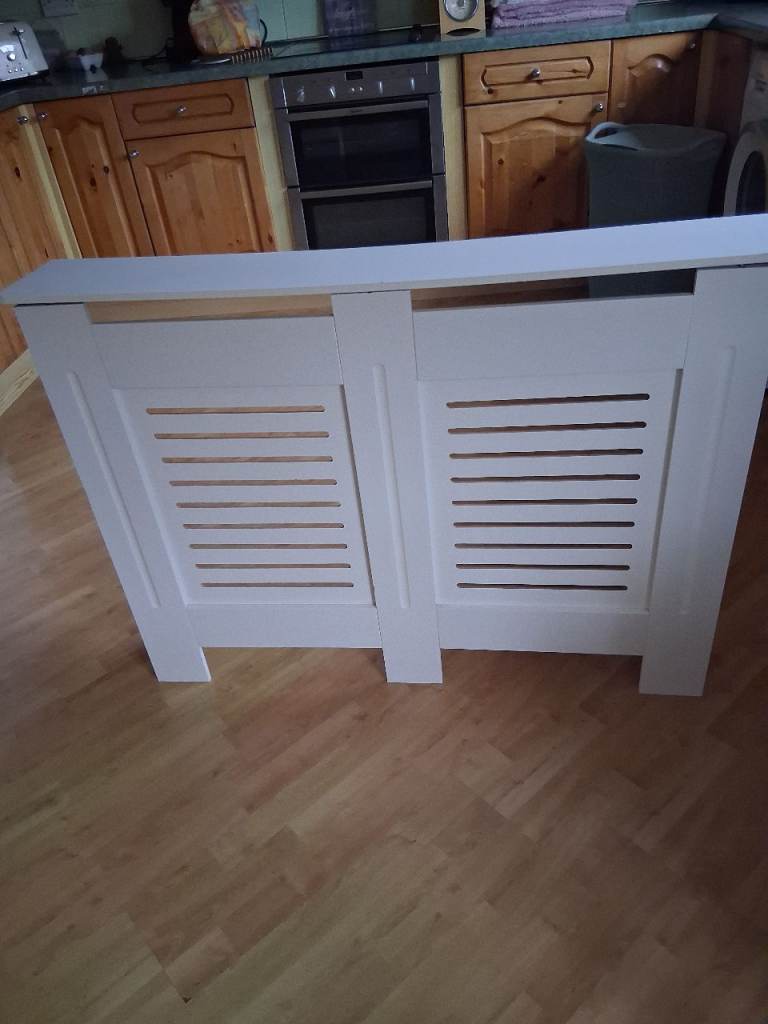 Radiator cover in white