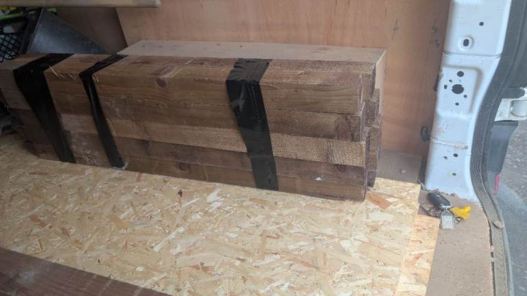 1x6ft post and 2 bags post crete 