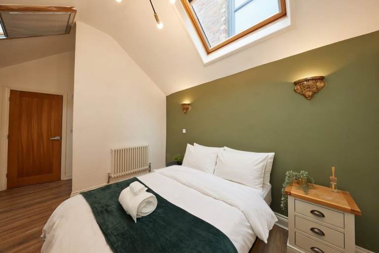Large & Spacious 3 Bedroom 3 Bathroom Sleeps 8 Perfect for Contractors, Visitors and Families