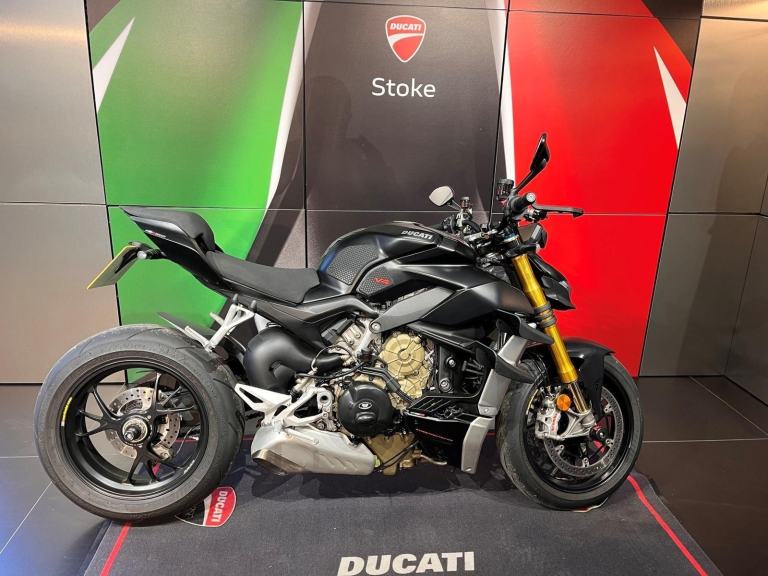DUCATI STREETFIGHTER V4S STUNNING LOW MILEAGE 72 PLATE BIKE WITH EXTRAS.