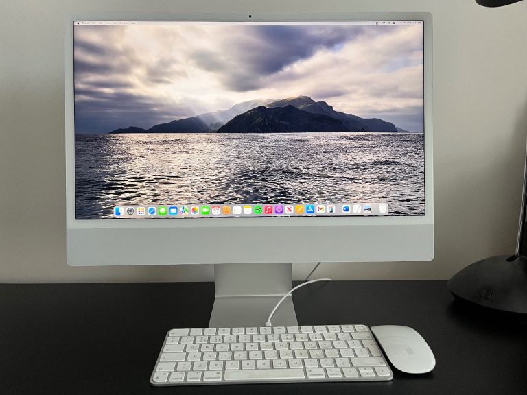 Apple iMac 24” 2021 M1 Chip 8GB RAM 256 SSD Silver 