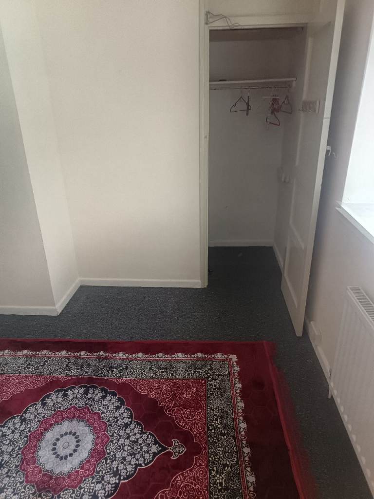 large room for 1 person to rent