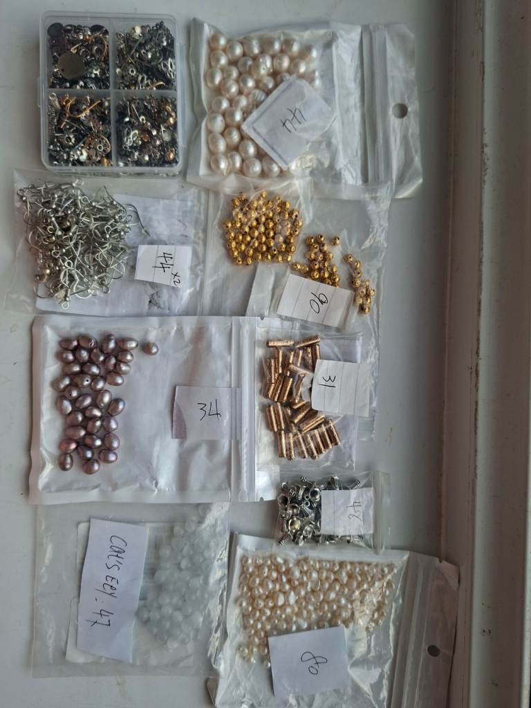 158 natural freshwater cultured pearls, with the rest being accessories