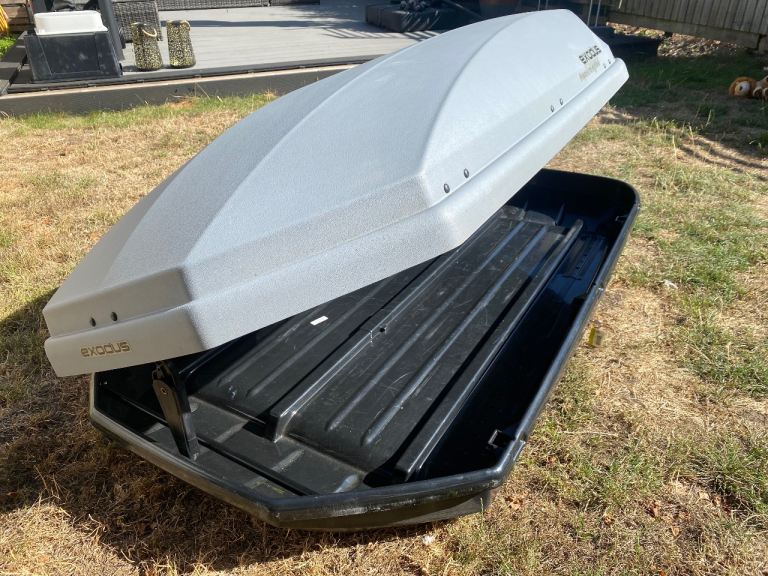 Halfords Exodus 360 roof box & Thule Rapid System 753 Roof Bars