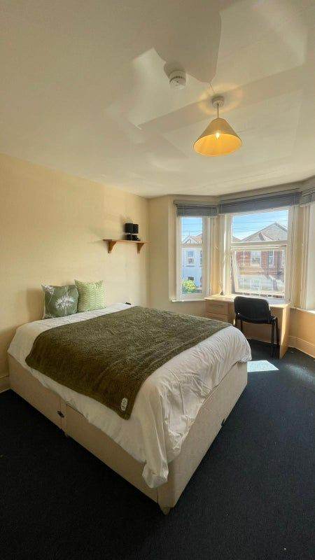 Spacious double room in a lovely shared house