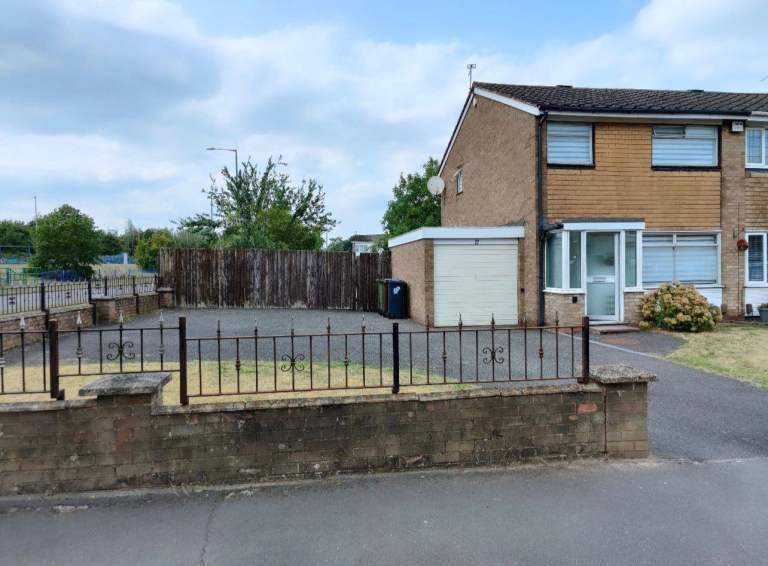 3 bedroom house RUNNING AIRBNB FULLY FURNISHED NEAR BIRMIMGHAM AIRPORT see listing 