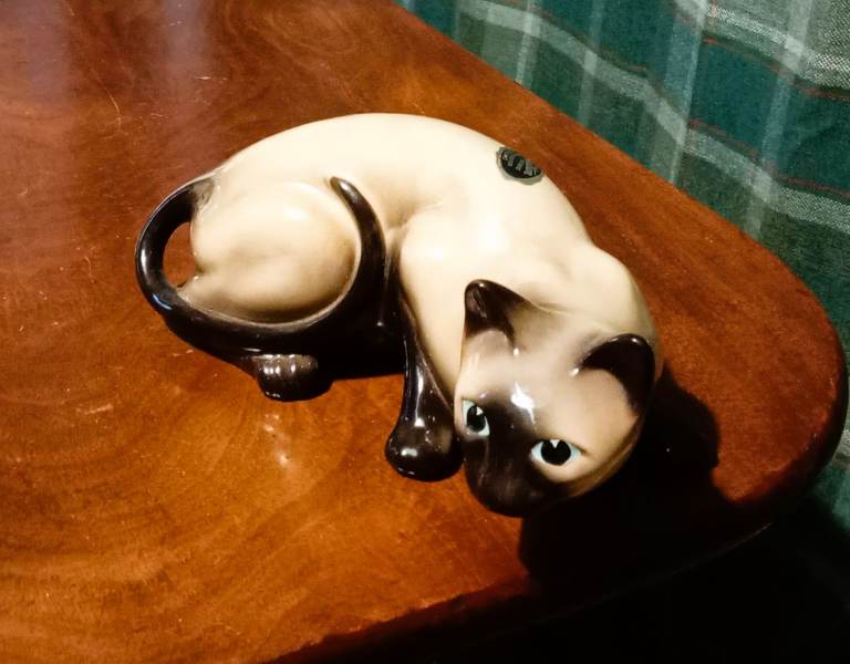 Vintage Trentham Art Ware Siamese cat,  approx 9in long (23cm) excellent condition