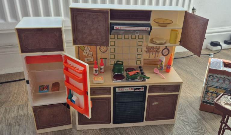 Sindy 1980s dolls house furniture 