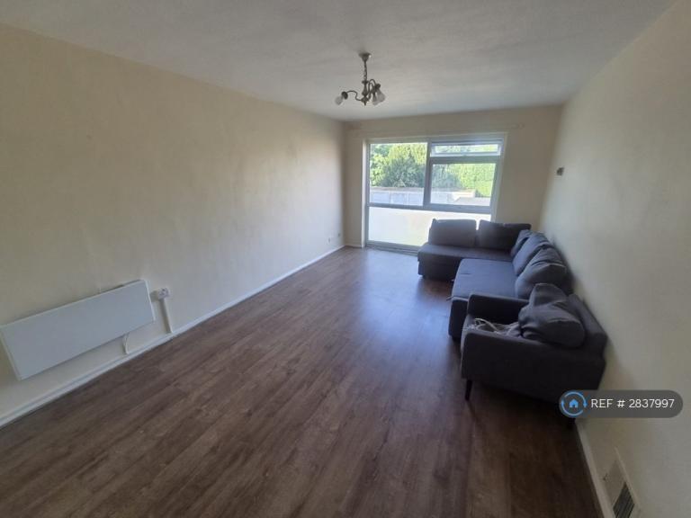 2 bedroom flat in Holly Court, Sutton, SM2 (2 bed) (#2837997)