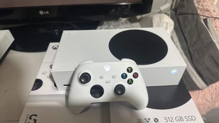 Xbox Series S 512GB Console with Controller – Good Condition