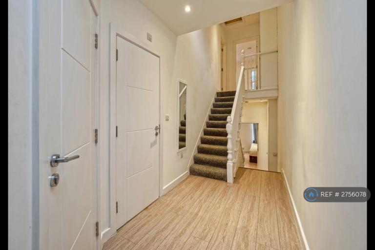 3 bedroom flat in Archway Road, London, N19 (3 bed) (#2756078)
