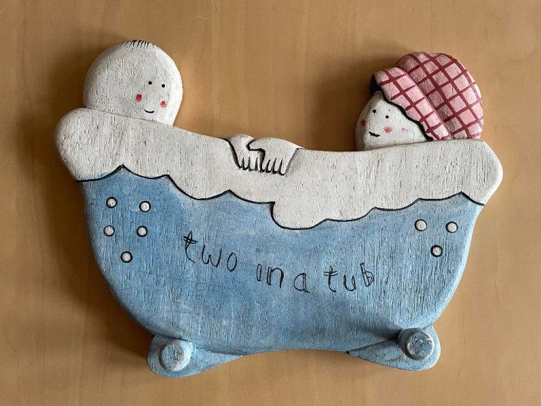 BRAND NEW EAST OF INDIA TWO IN A BATH WALL MOUNTED DECORATIVE BATHROOM TOWEL HOLDER