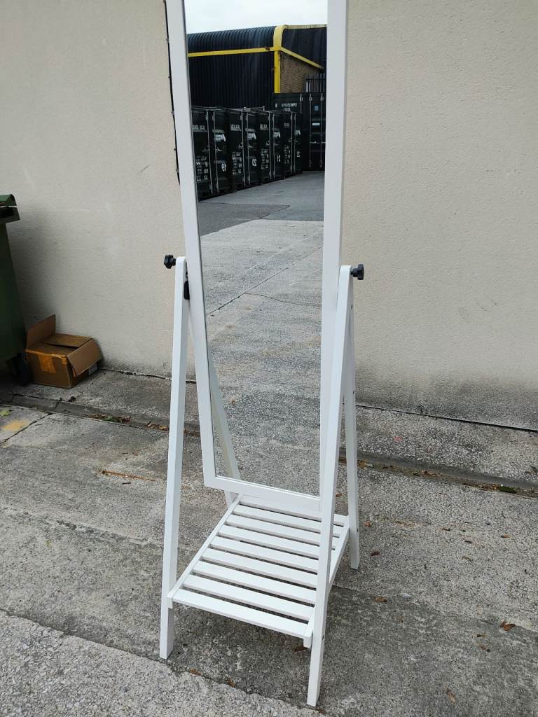 Free standing mirror adjustable 