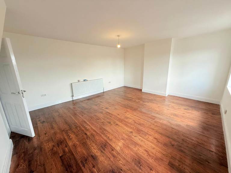 Spacious 3 Bedroom 2nd Floor Flat with Terrace available to let at Woodlane Dagenham RM8, 