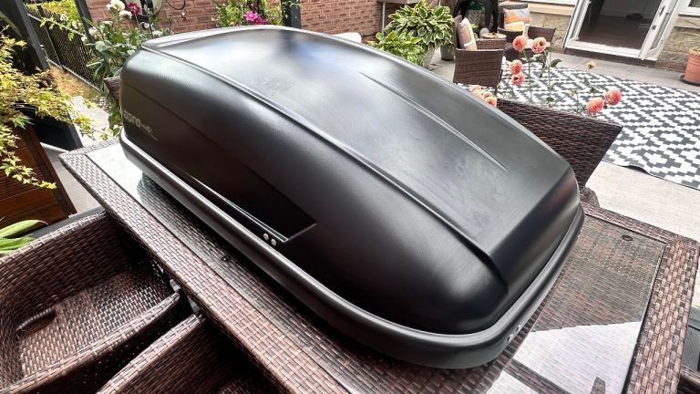 Roof top box and aluminium bars 