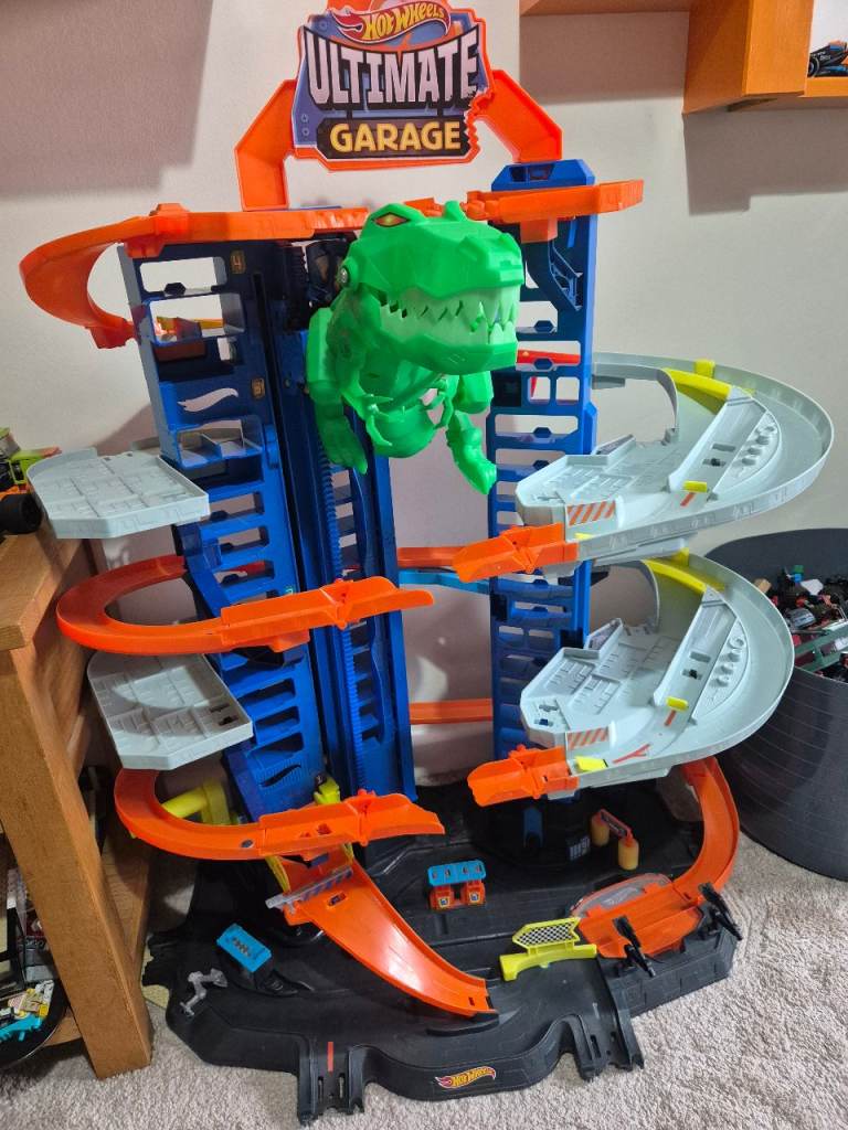 Hot wheels ultimate T Rex garage