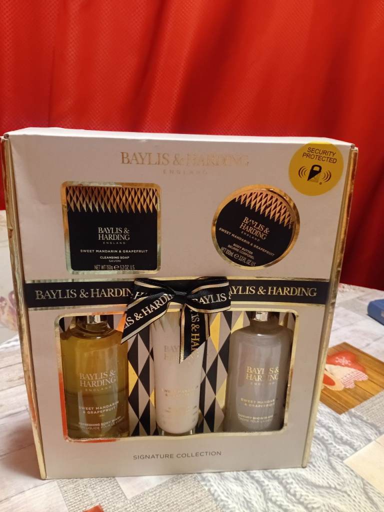 BRAND NEW LARGE BAYLIS & HARDING SET