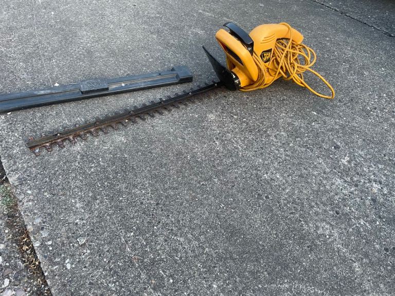 JCB Electric Hedge Trimmer with Blade Cover – Good Condition