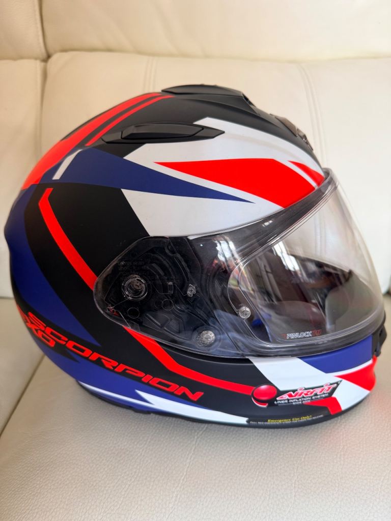 MOTORCYCLE MOTORBIKE SCOOTER HELMET. LIKE NEW CONDITION. SIZE MEDIUM 